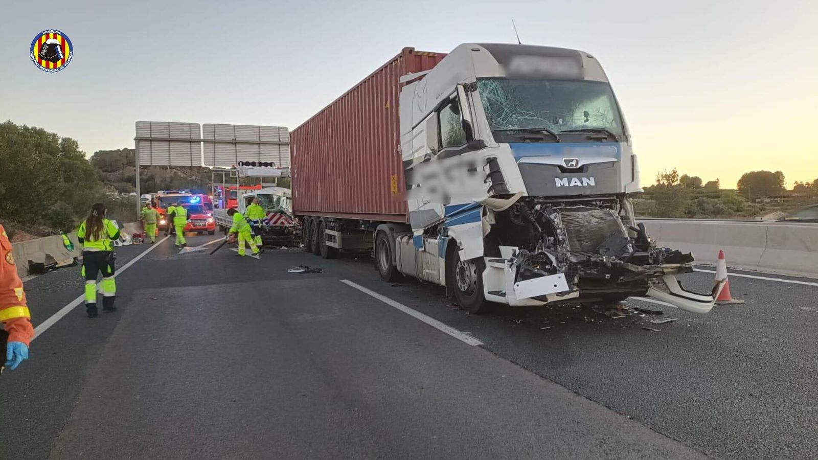 Els bombers han hagut d'intervindre per a poder rescatar dos dels conductors