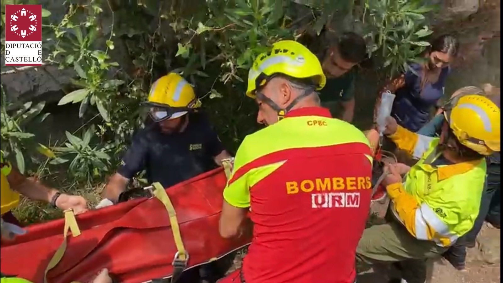 Efectius realitzen el rescat del ferit en una operació de risc