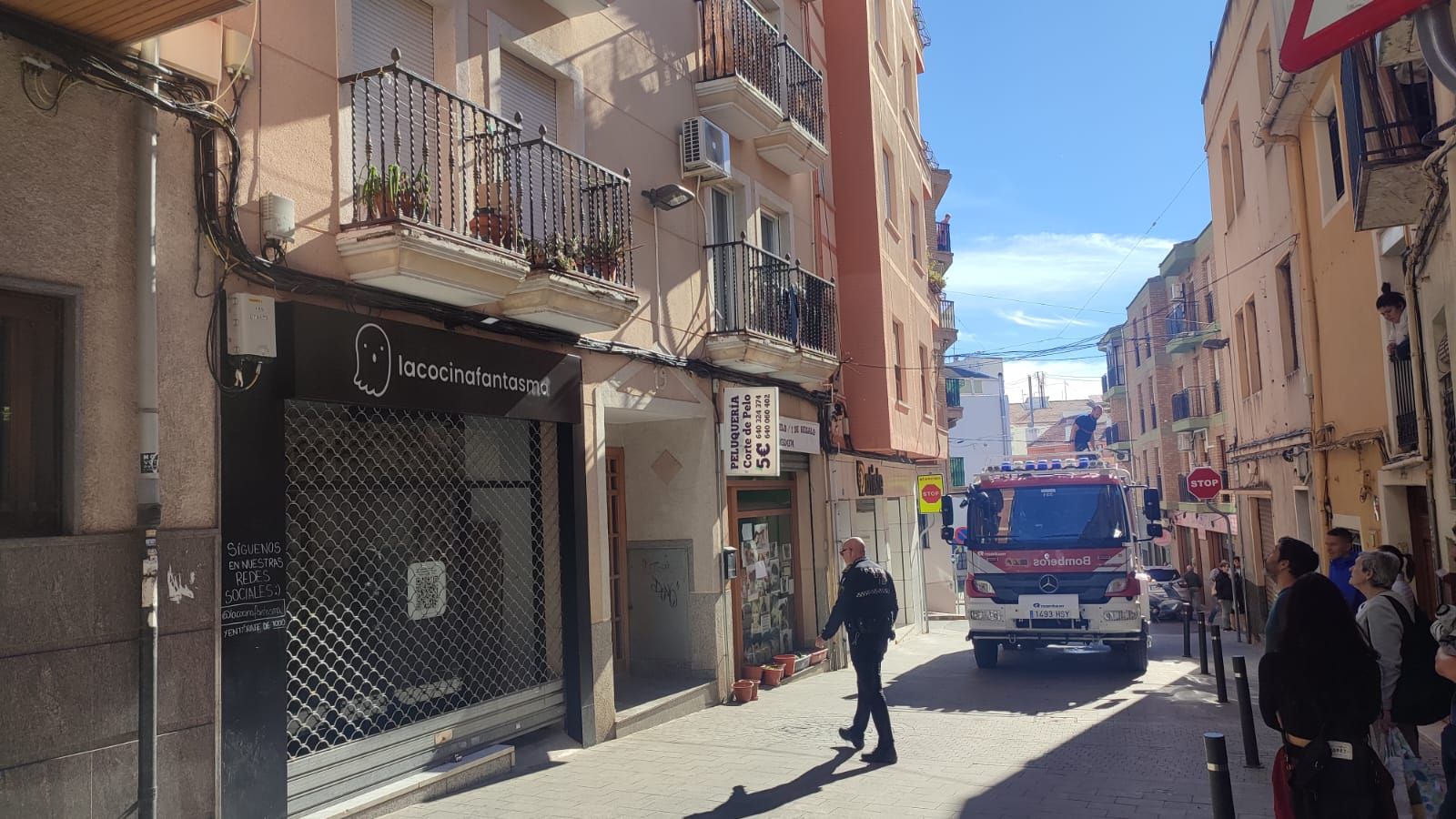 Moments del rescat de la menor, tancada en el balcó de sa casa, a Ibi