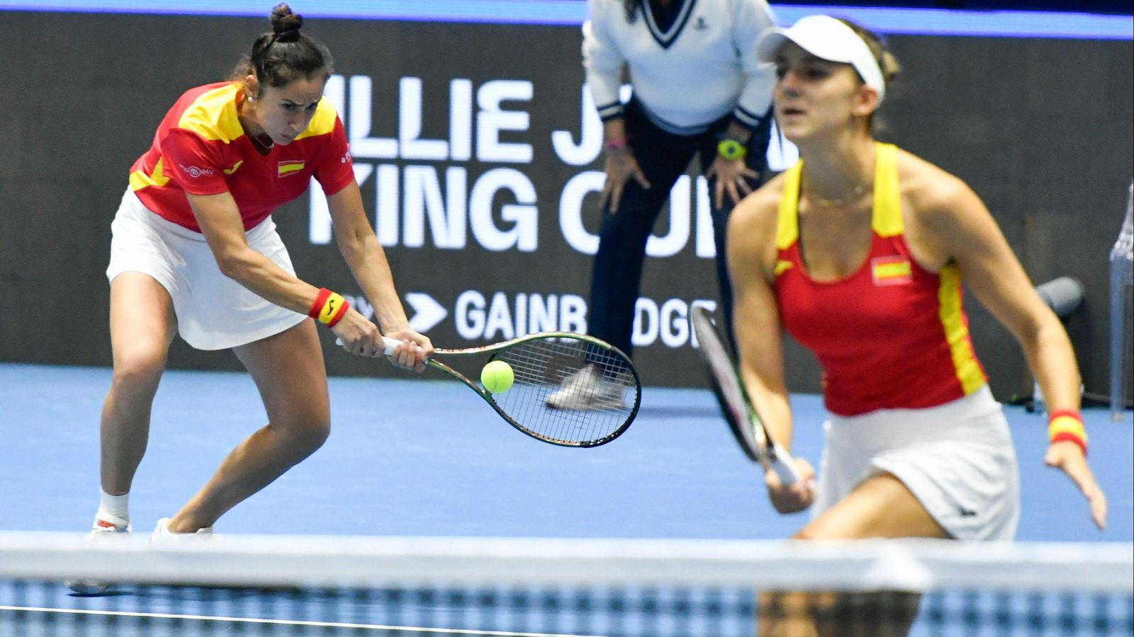 Sara Sorribes en el duel de dobles amb Rebeca Masarova