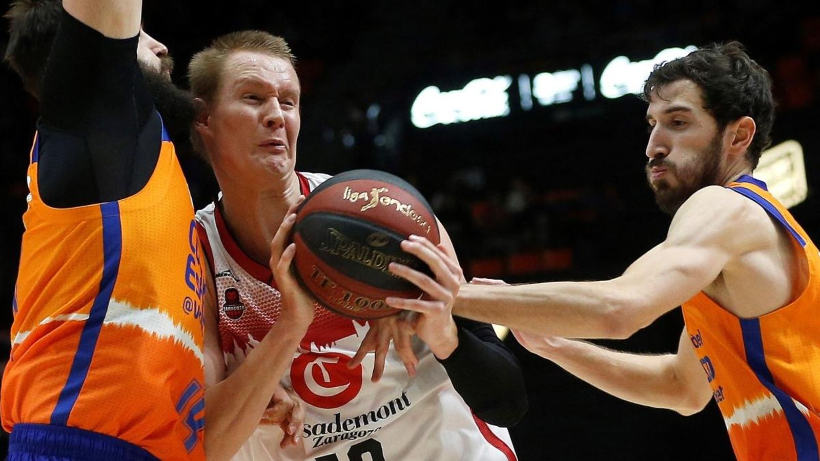 Vives i Dubljevic disputen la pilota a l'aler alemany del Casademont