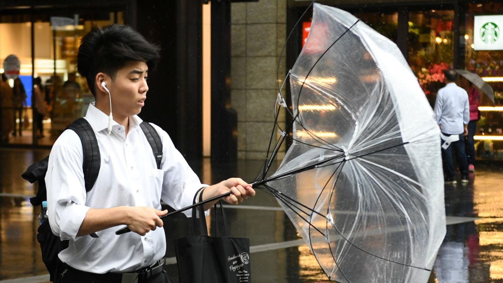 Un home prop de l'estació d'Osaka