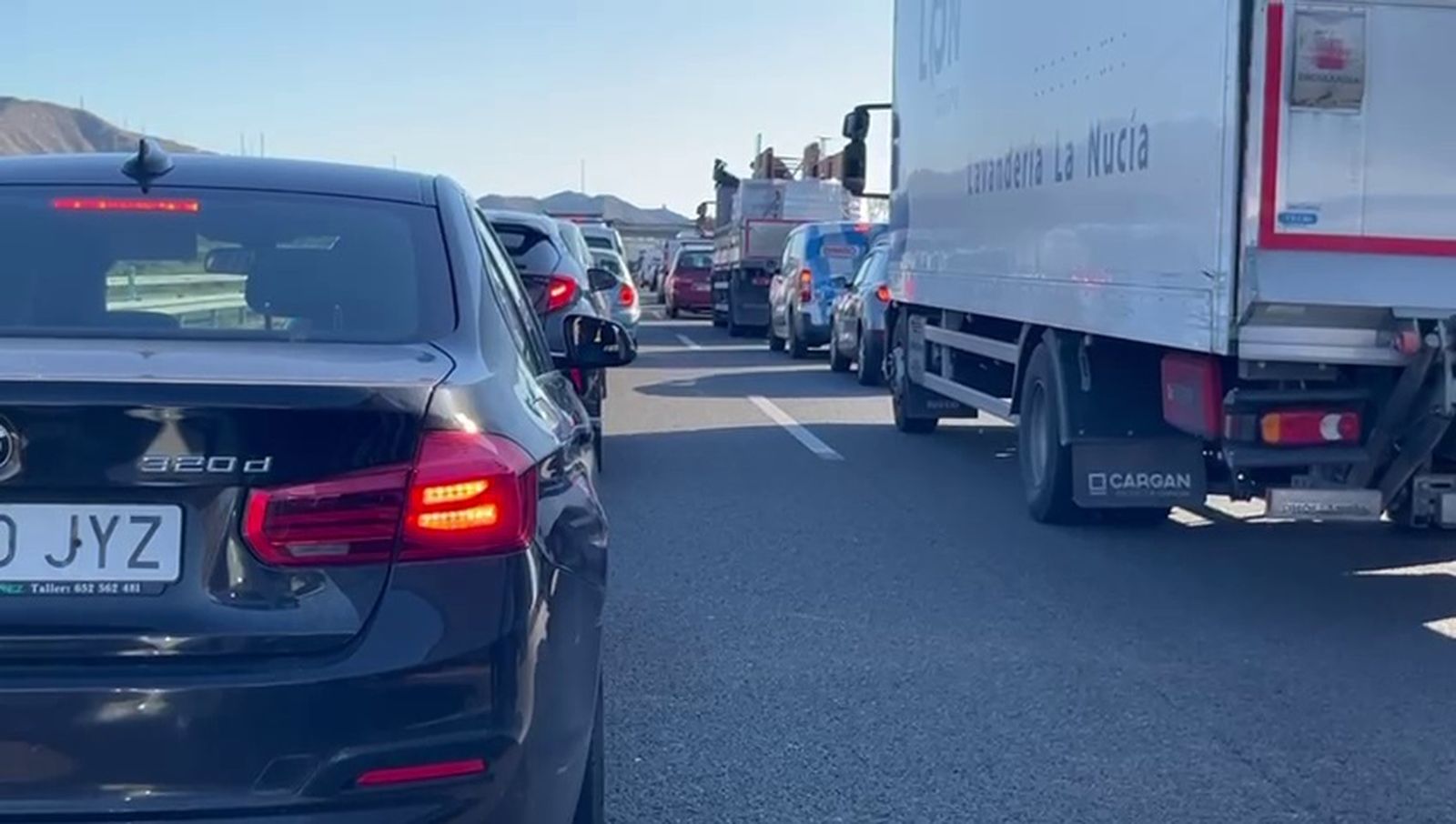 L'AP-7, col·lapsada de vehicles este dilluns