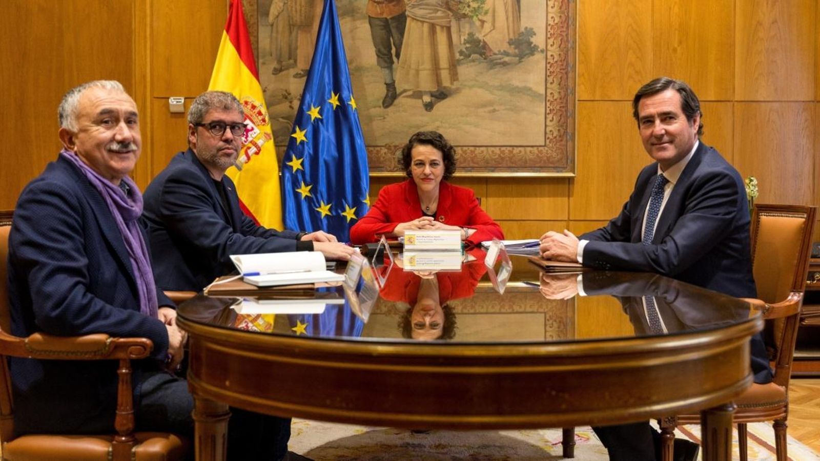 La ministra de Treball, Magdalena Valerio, durant una reunió aquest dilluns amb els secretaris generales d'UGT i CCOO, Pepe Alvárez i Unai Sordo, i el president de CEOE-CEPYME, Antonio Garamendi