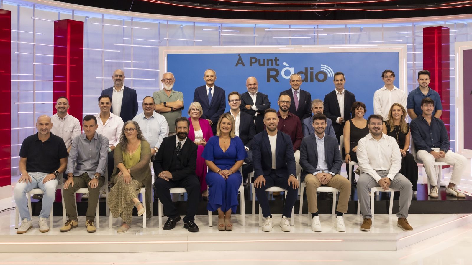 Foto de família dels presentadors i presentadores d'À Punt Ràdio
