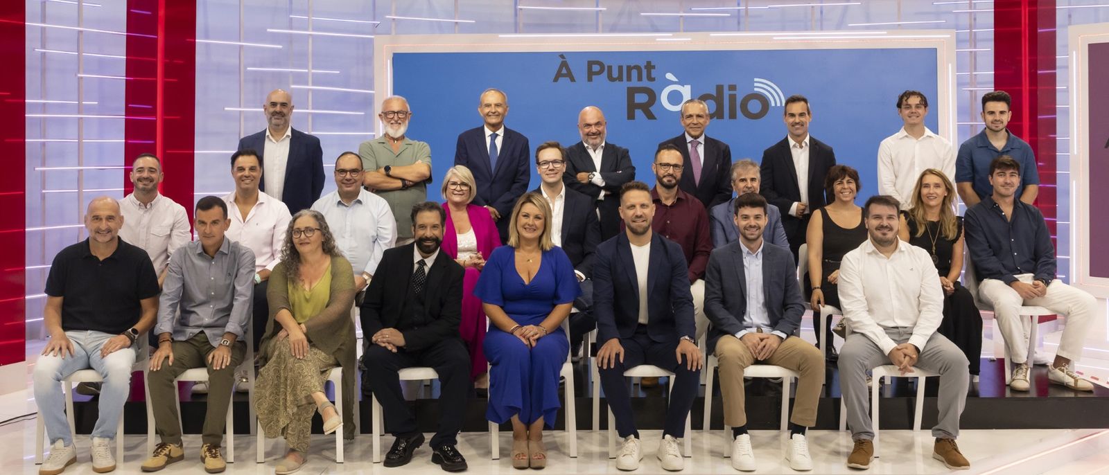 Foto de família dels presentadors i presentadores d'À Punt Ràdio