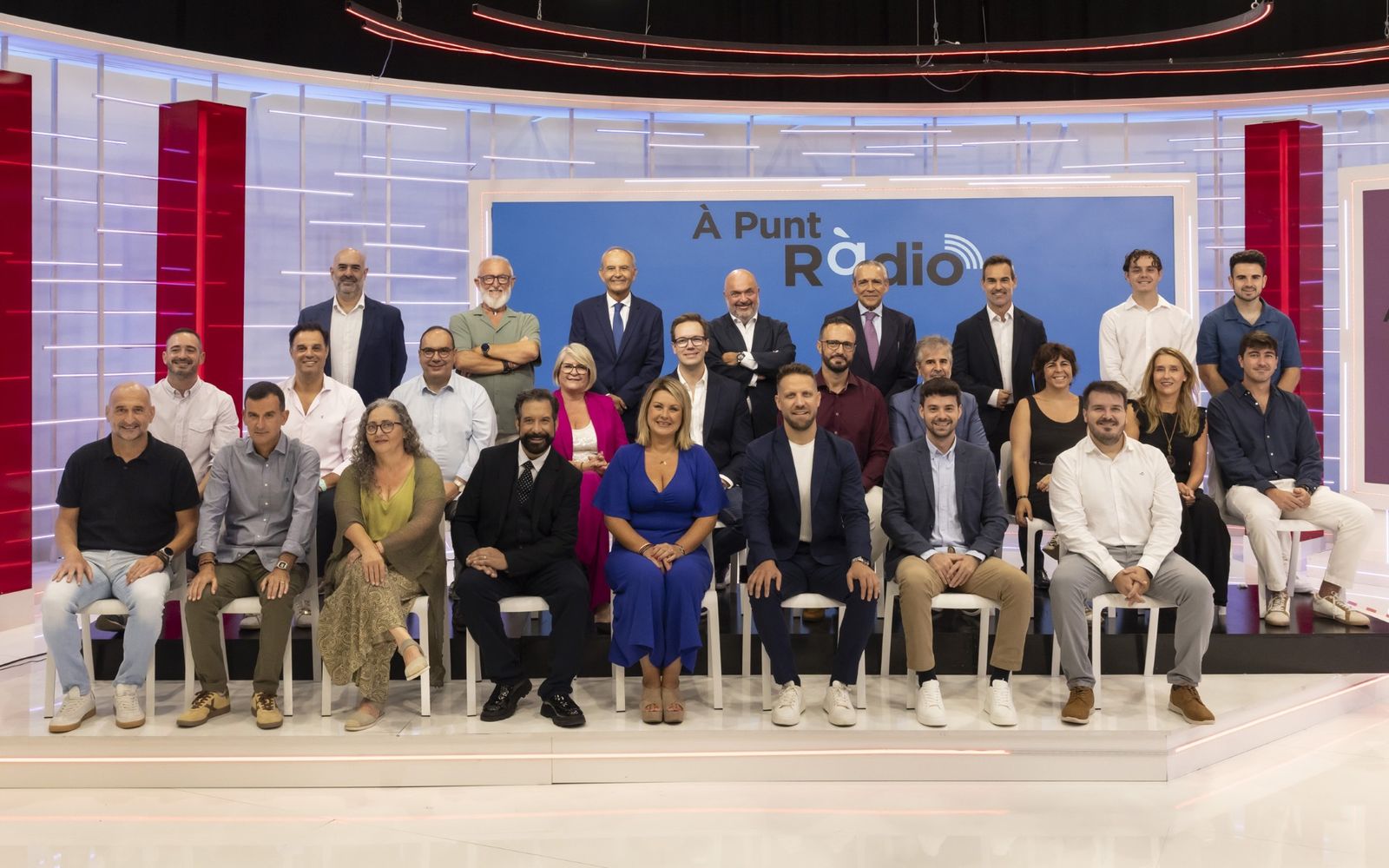 Foto de família dels presentadors i presentadores d'À Punt Ràdio