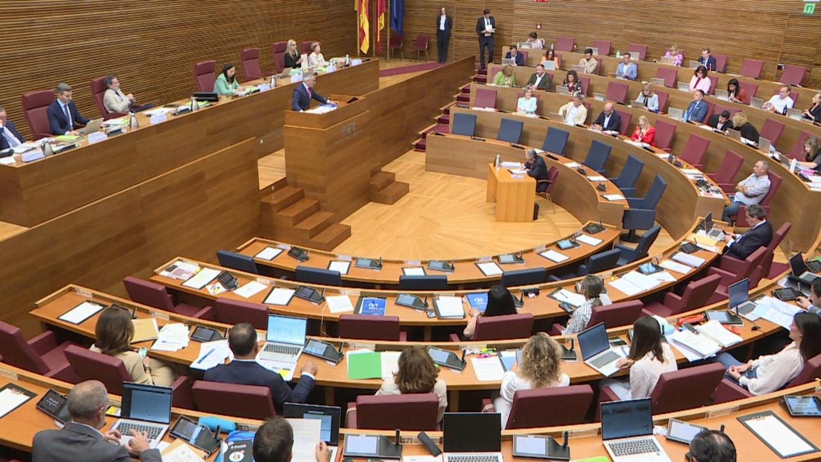 L'oposició registra a les Corts les esmenes a les cinc lleis del PP i Vox