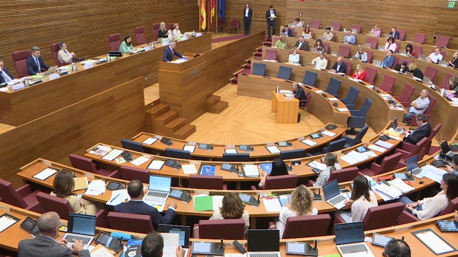L'oposició registra a les Corts les esmenes a les cinc lleis del PP i Vox