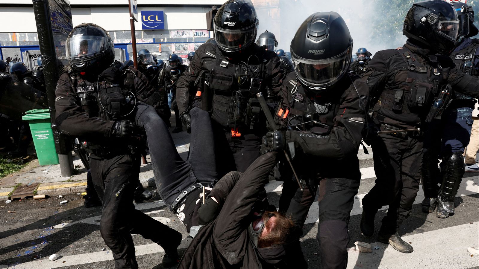 Greus incidents en les manifestacions pel Primer de Maig a París, França