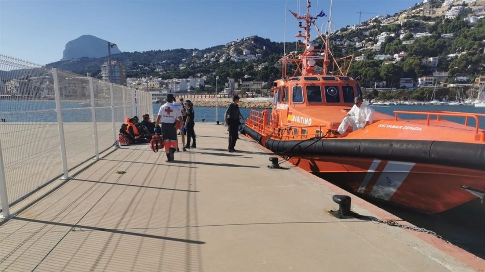 Salvament Marítim ha rescatat set migrants que anaven a bord d’una pastera a unes set milles a l’est de Xàbia