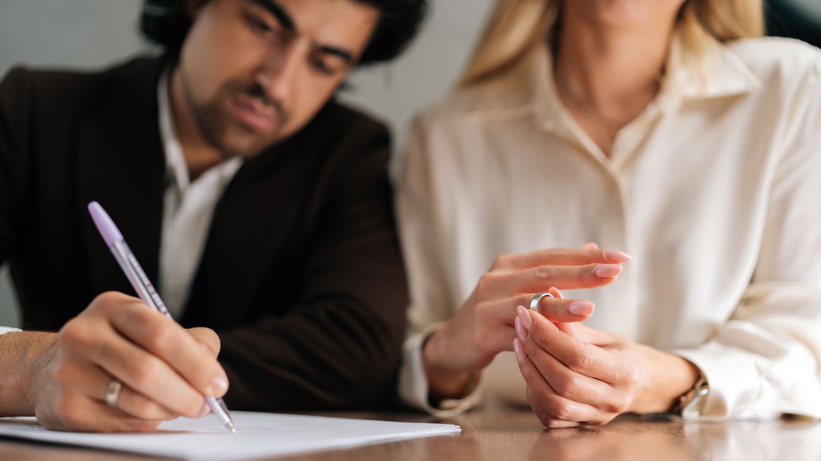 Imatge d'arxiu d'una parella signant el divorci