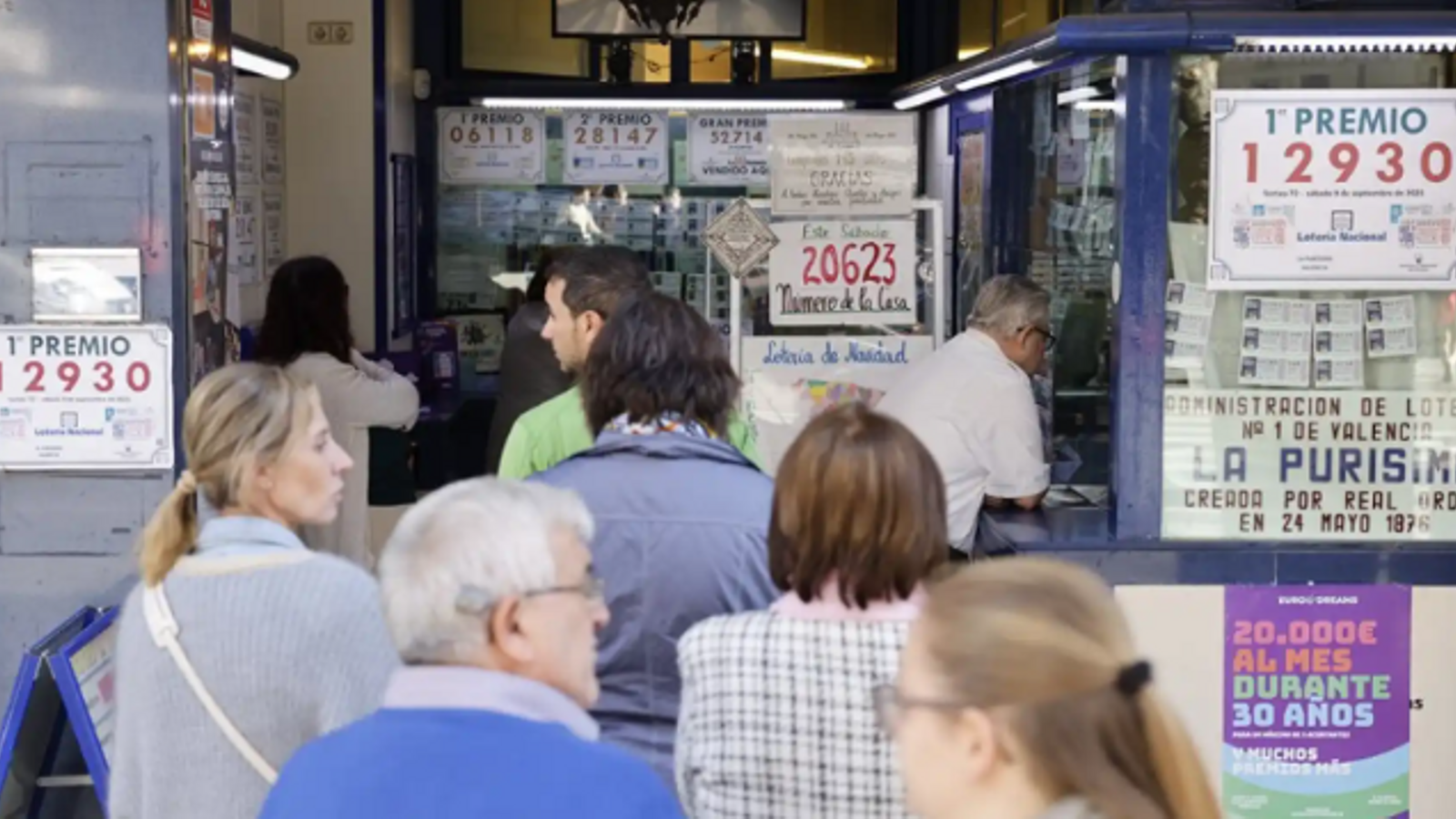 Persones fent cua per a comprar loteria en una administració de València