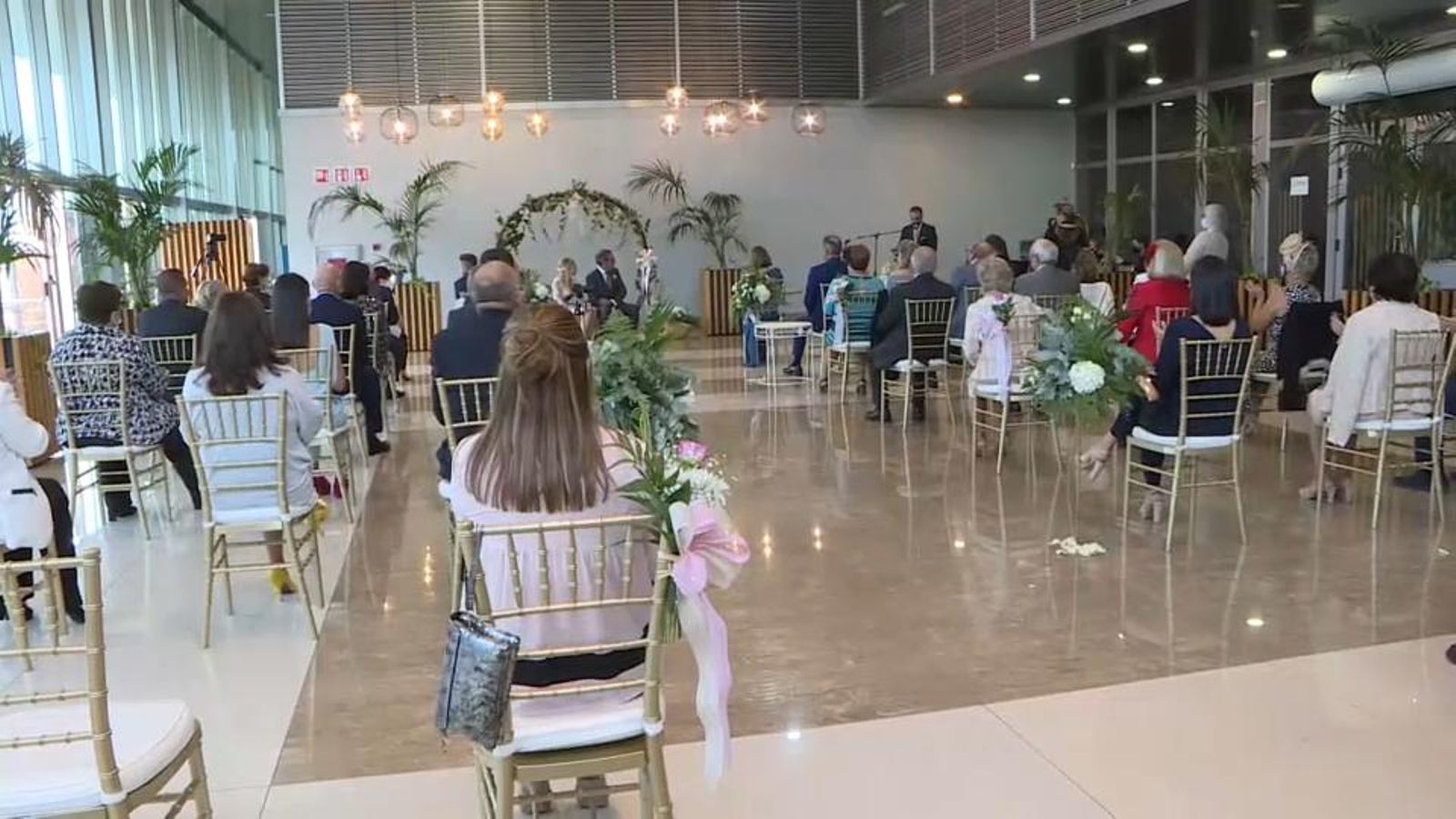 Les cerimònies mantenen la distancia de seguretat però amb el ball permés