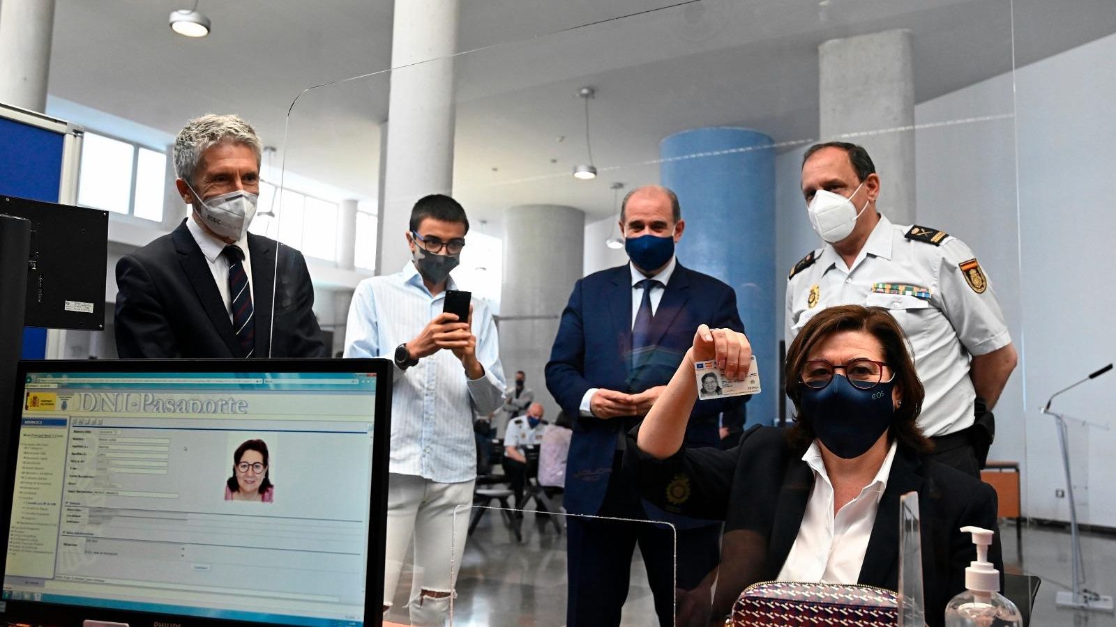 L'actriu María Luisa Martín durant la tramitació del primer DNI europeu expedit a Espanya, en la Comissaria de la Policia Nacional de Móstoles