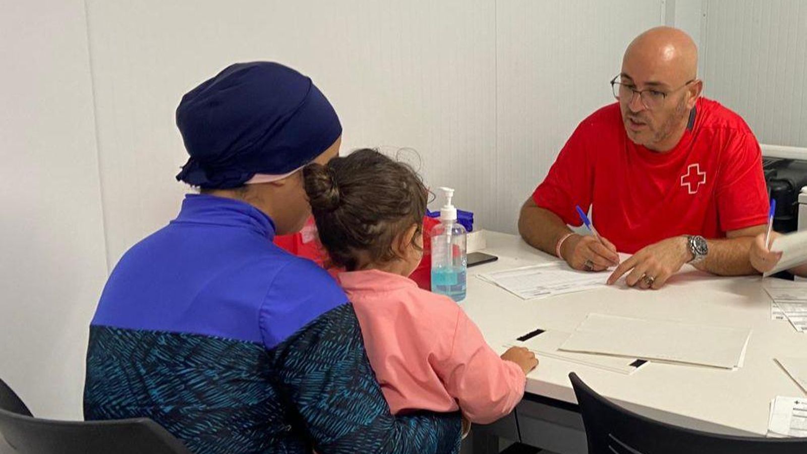 Famílies que arriben en pastera ateses per la Creu Roja