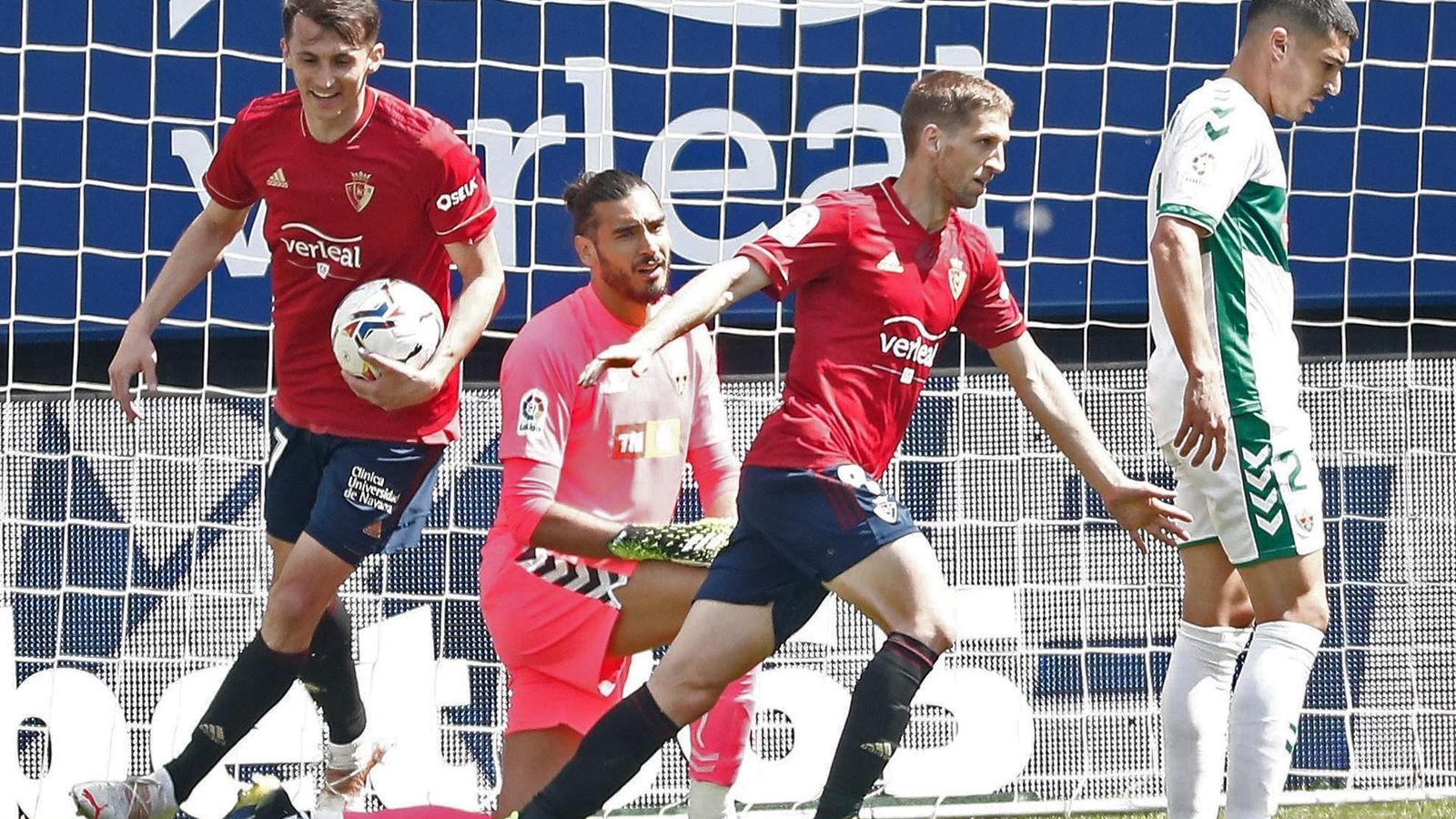 Els jugadors de l'Osasuna celebren un dels gols