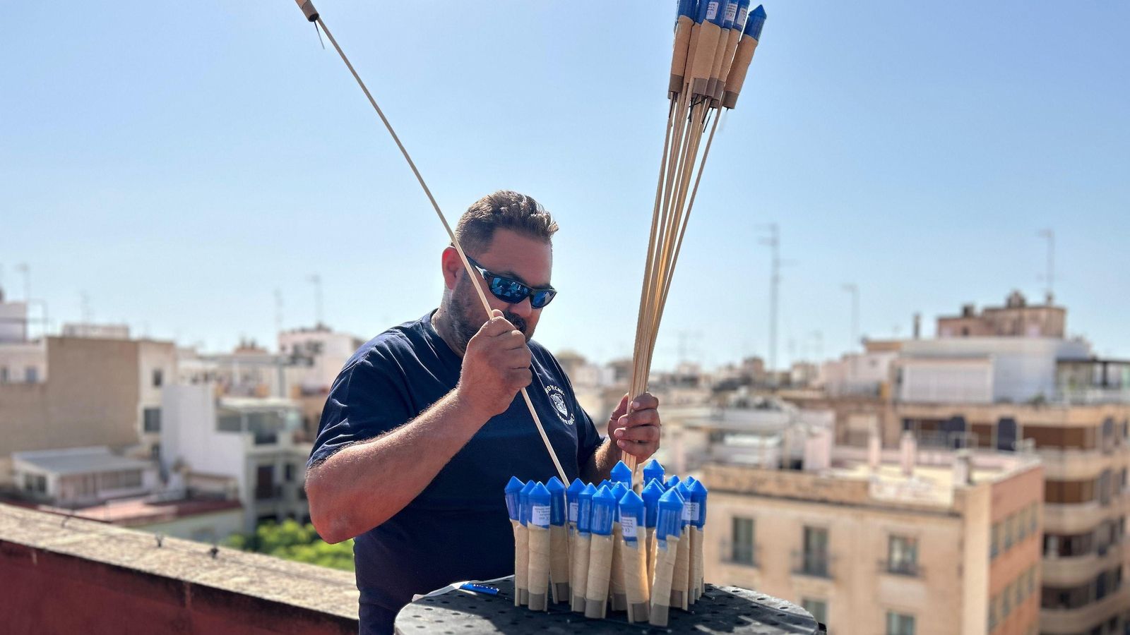 Un treballador de la Pirotecnia Ferrández col·loca els elements pirotècnics a la terrassa de l'ajuntament