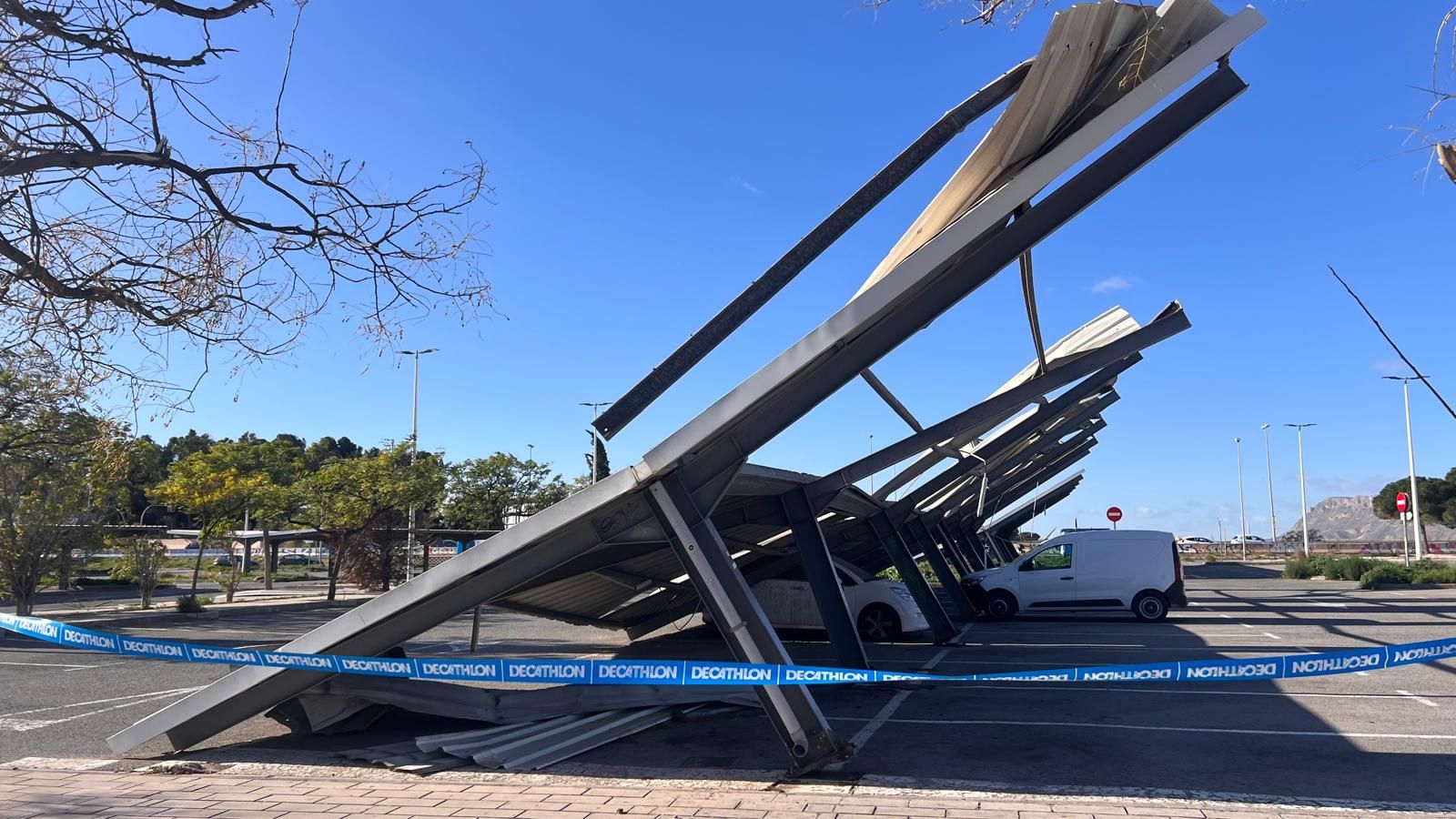 Part del sostre d'un pàrquing de Decathlon a Alacant ha caigut a causa de les fortes ratxes de vent