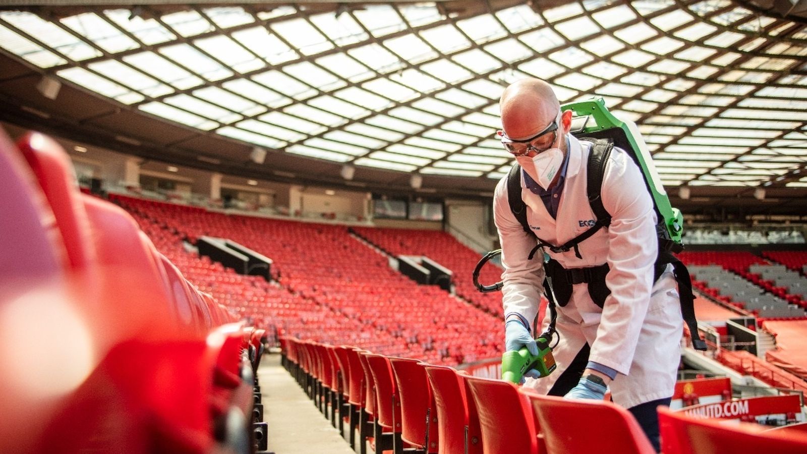 Treballs de desinfecció a l'estadi de futbol del Manchester