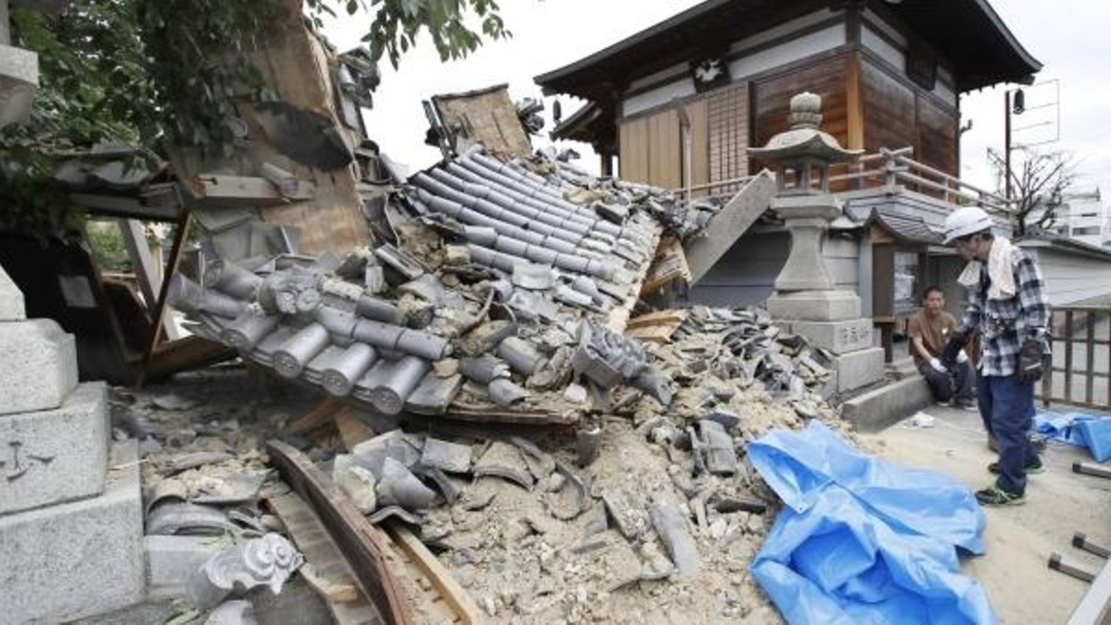 Un temple després del terratrèmol