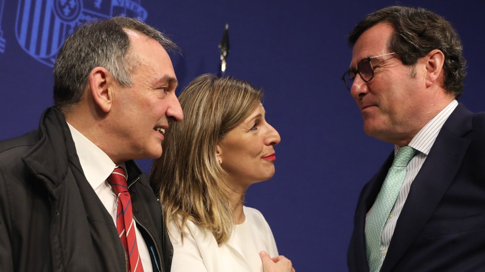 El presidente de la CEOE, Antonio Garamendi (dreta) amb la ministra de Treball Tolanda Díaz i el diputat d'UP Enrique Santiago