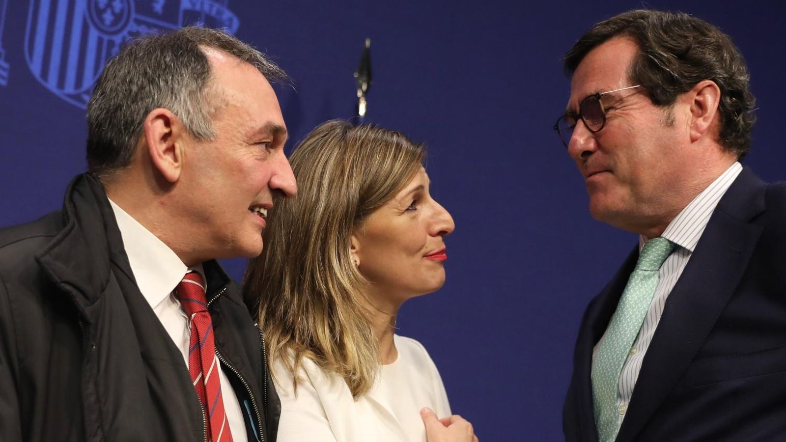 El presidente de la CEOE, Antonio Garamendi (dreta) amb la ministra de Treball Tolanda Díaz i el diputat d'UP Enrique Santiago