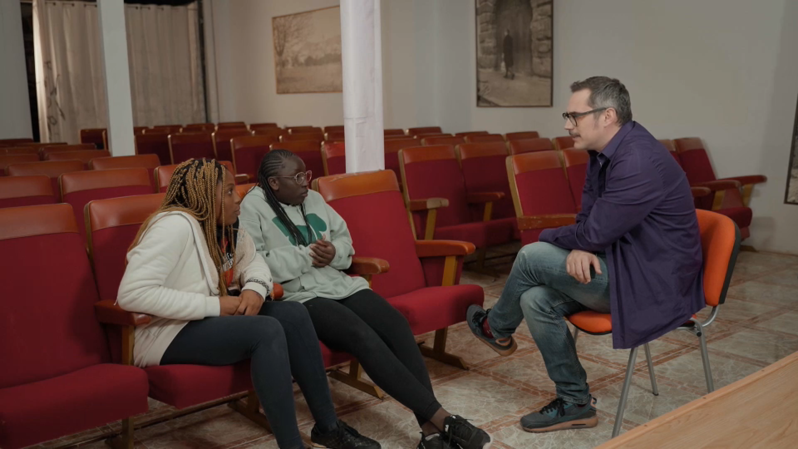 Les dos joves Faith i Yara, que acudeixen a l'associació “Un solo corazón”, amb Pere