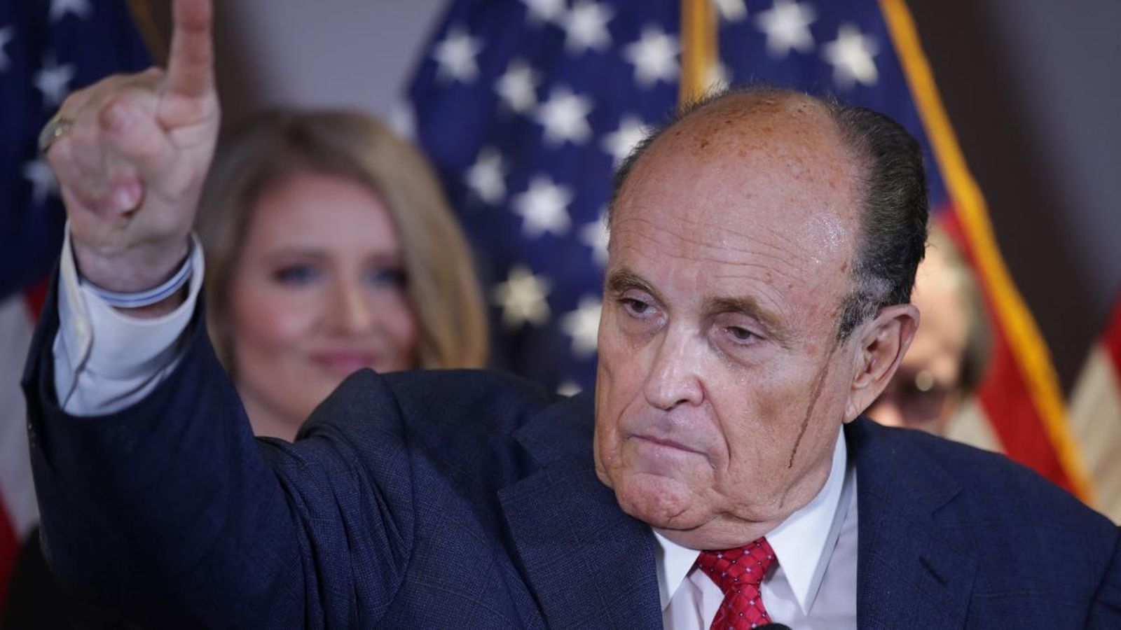 L'advocat personal de Trump, Rudy Giuliani, amb les patilles xorrant una coloració negra