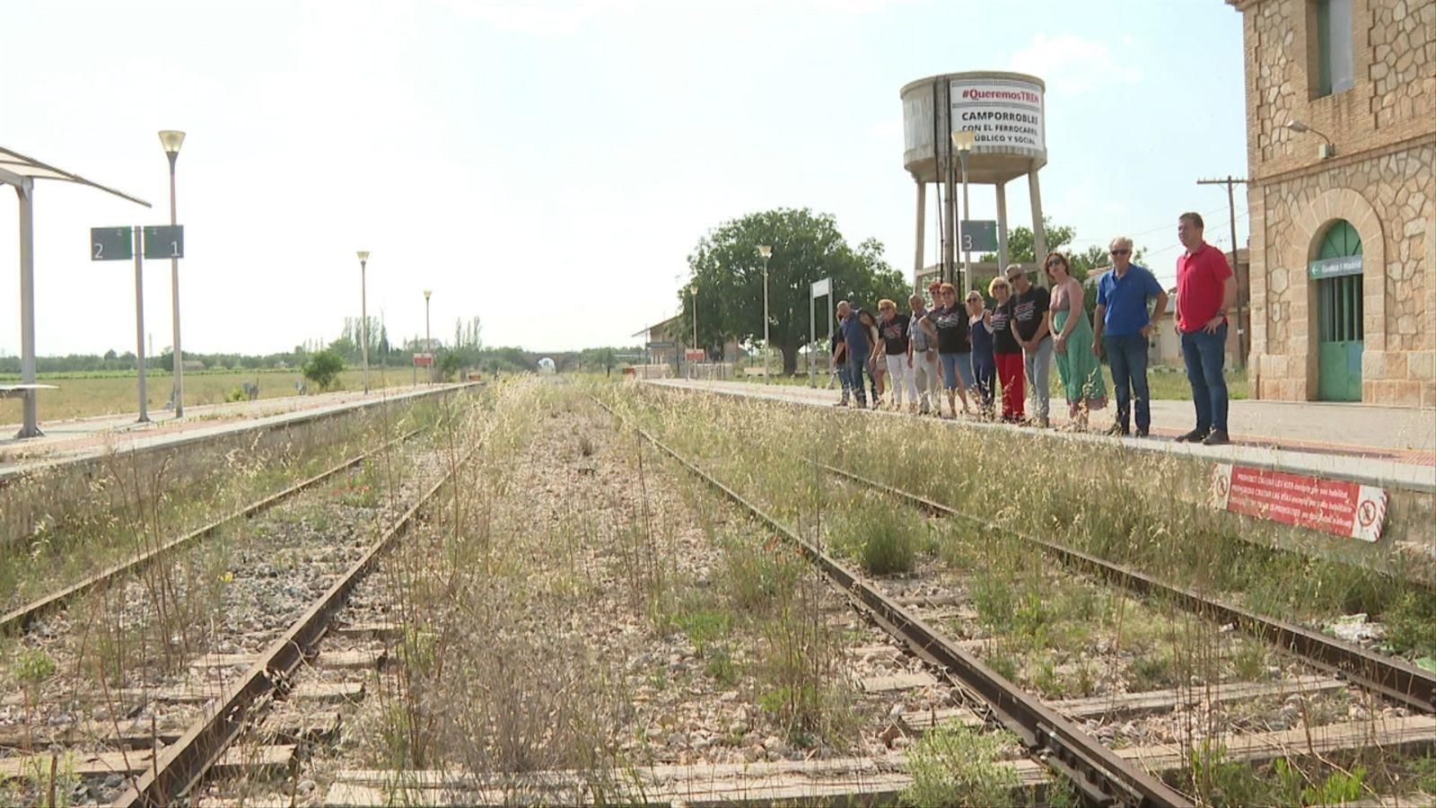 Membres de la plataforma Tren a Camporrobles a l'estació del municipi en una imatge d'arxiu