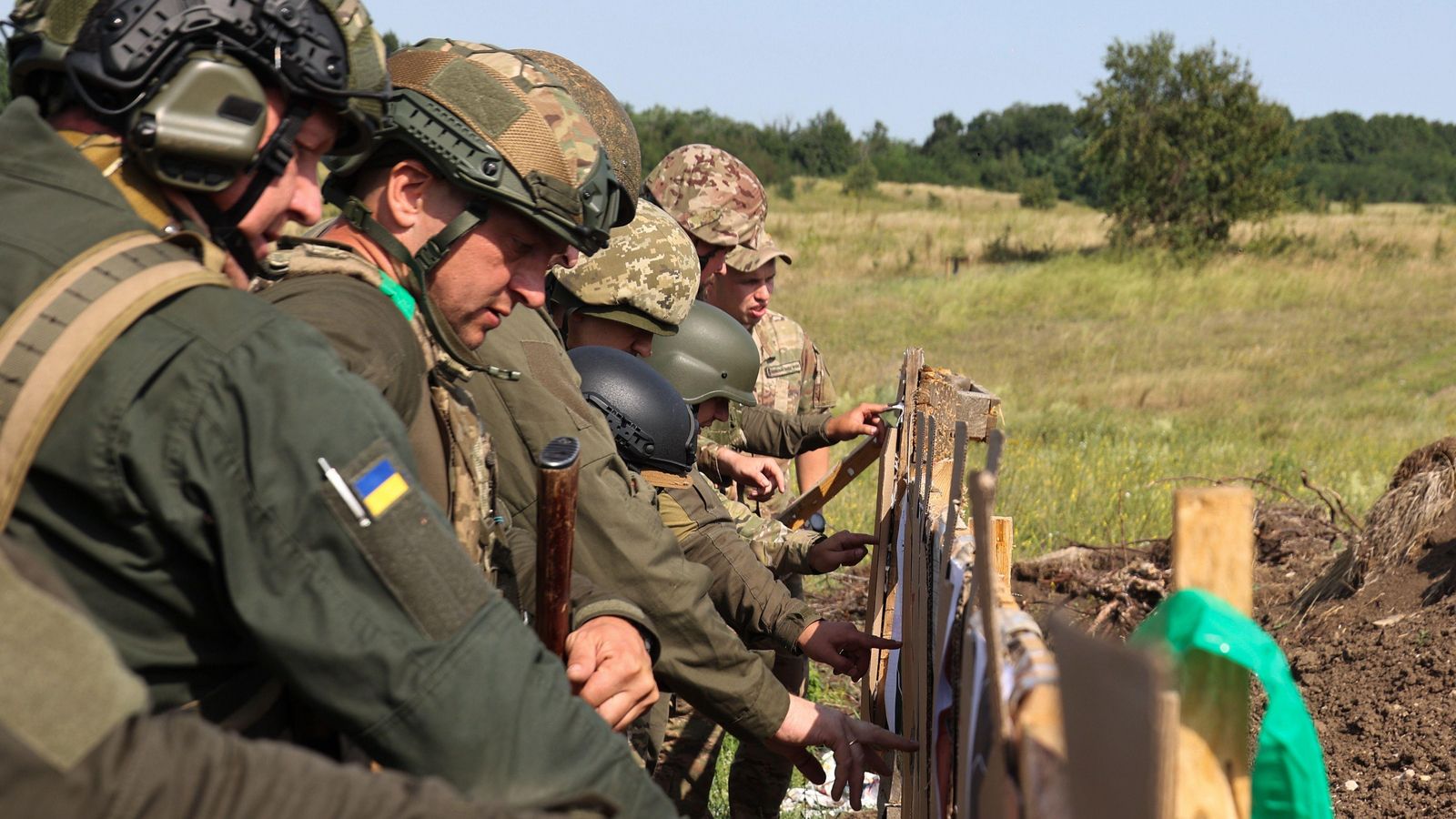 Soldats ucrainesos durant un entrenament militar prop de Kharkiv