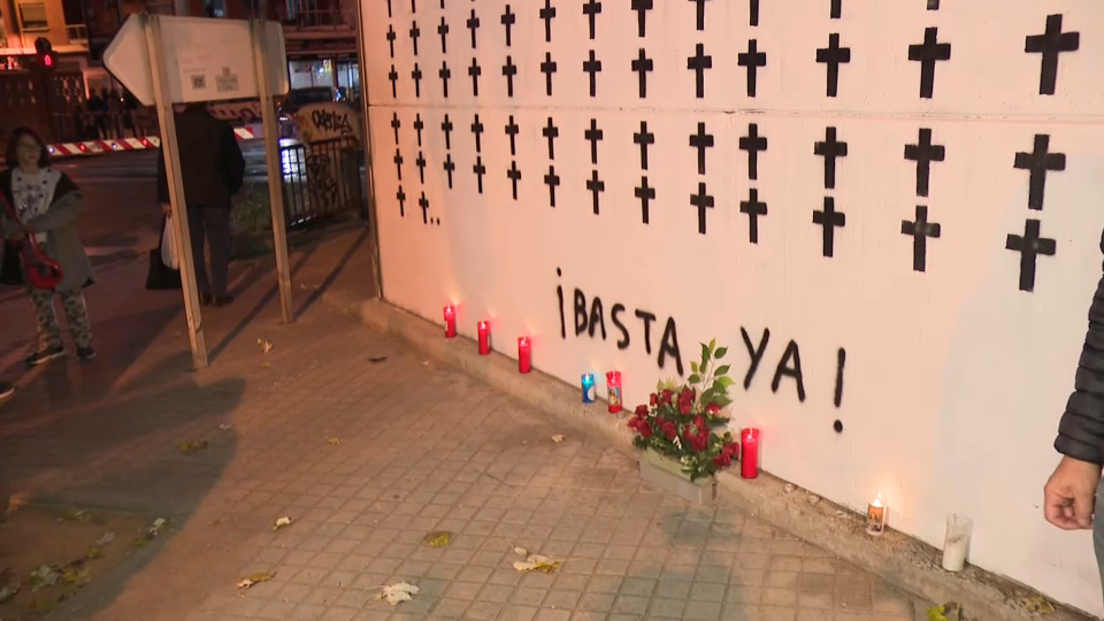 Mur en memòria de les persones mortes en el pas a nivell d'Alfafar