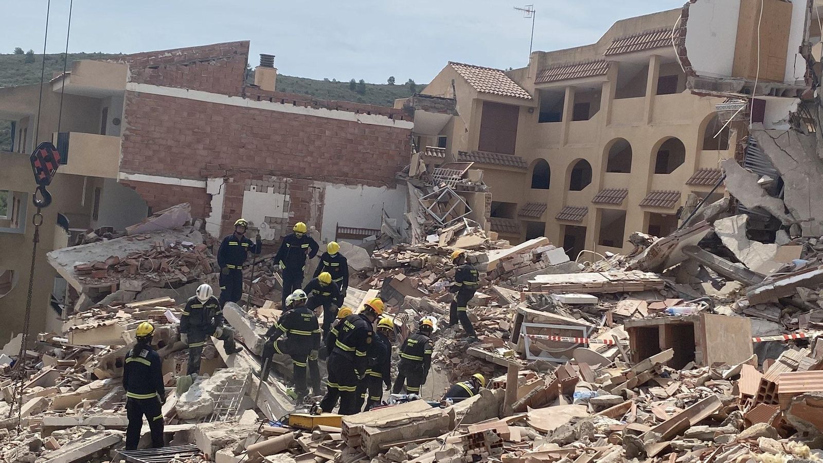 Els bombers aquest dijous a l'edifici que s'ha assolat a Peníscola