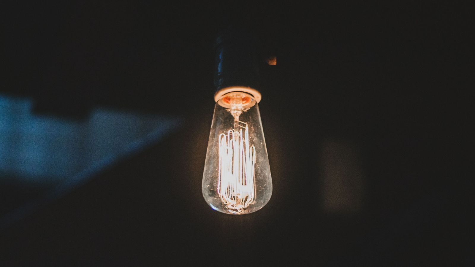 Bombeta de la llum, en una imatge d'arxiu / À Punt NTC