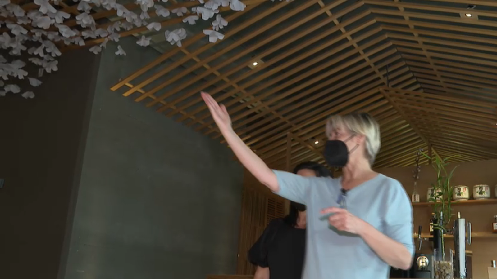 Marisa Gallén durant la visita al restaurant Nozomi