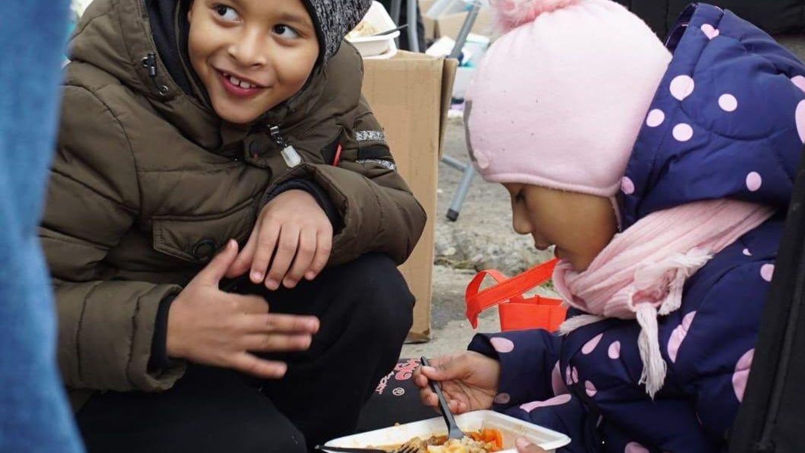 A Medyka, Polònia, les famílies són rebudes per voluntaris que ajuden per a servir menjars