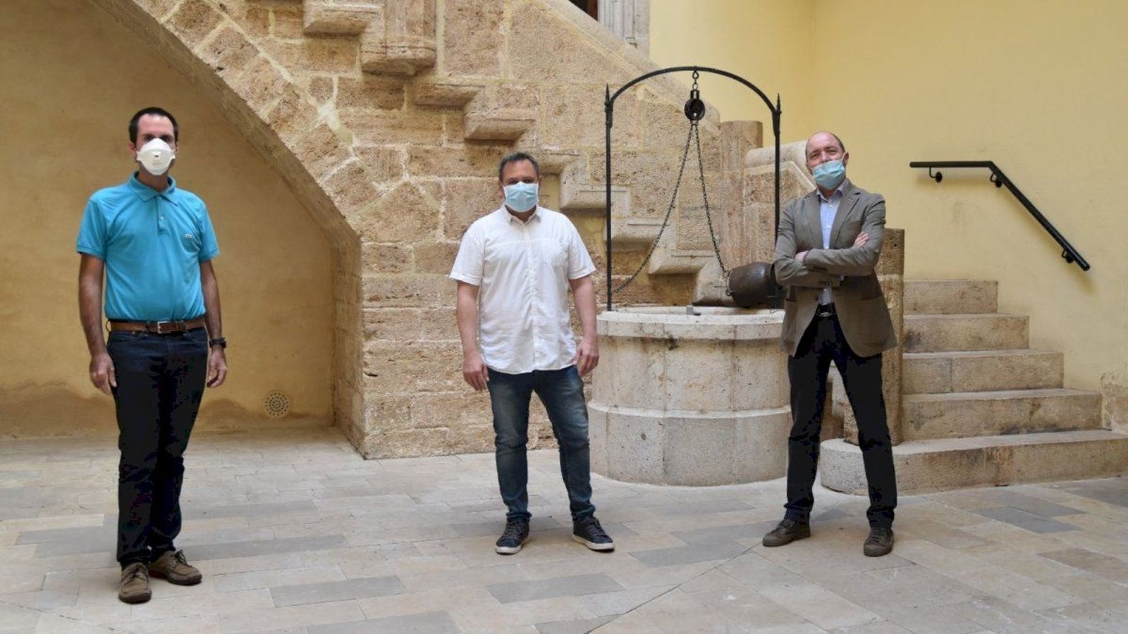 L'alcalde d'Albalat dels Sorells, Nicolau Claramunt, amb els representants de Sapiens Energia i Alternacoop