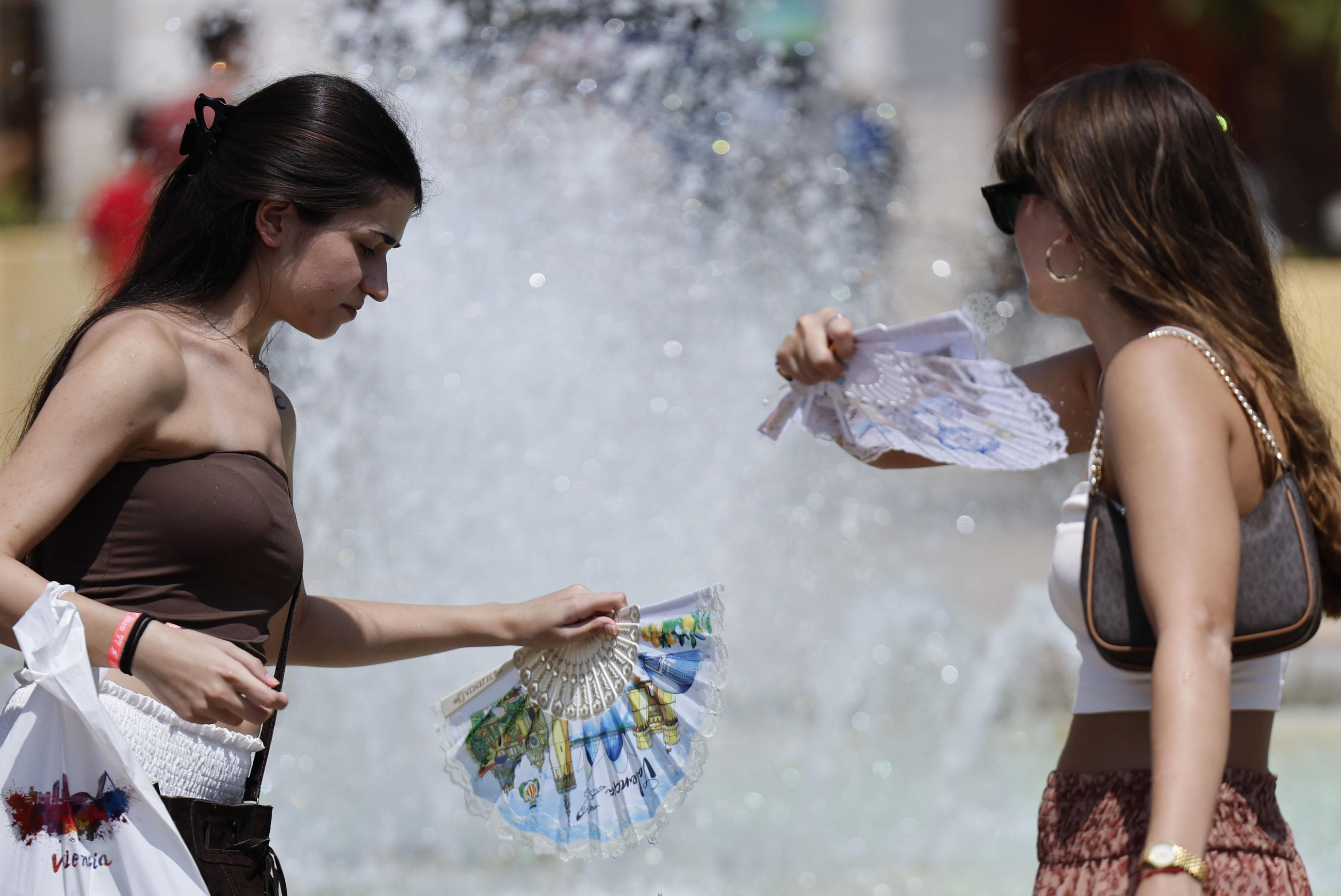 Dos xiques tracten de combatre la calor a València