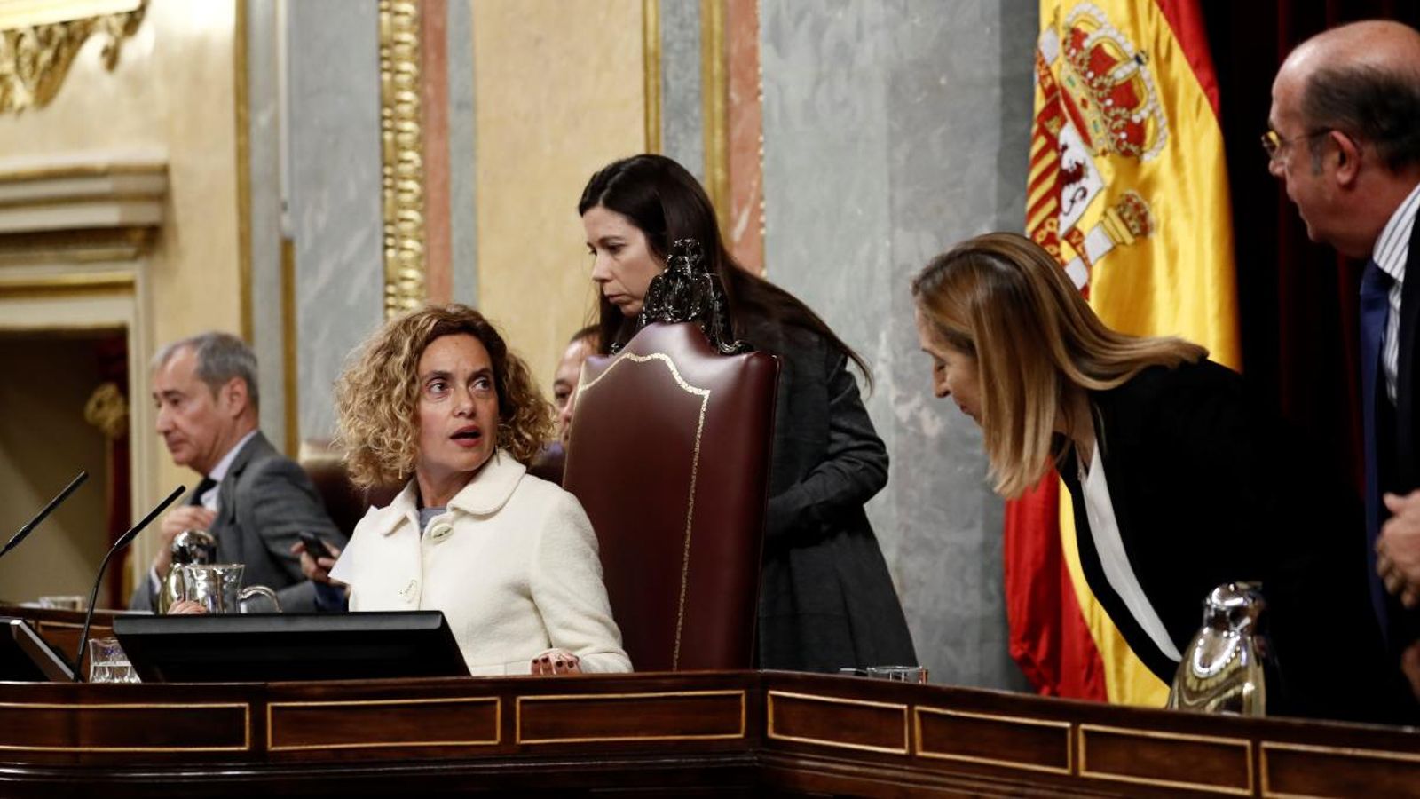 La presidenta del Congrés, Meritxell Battet, conversa amb els membres de la Mesa aquest diumenge