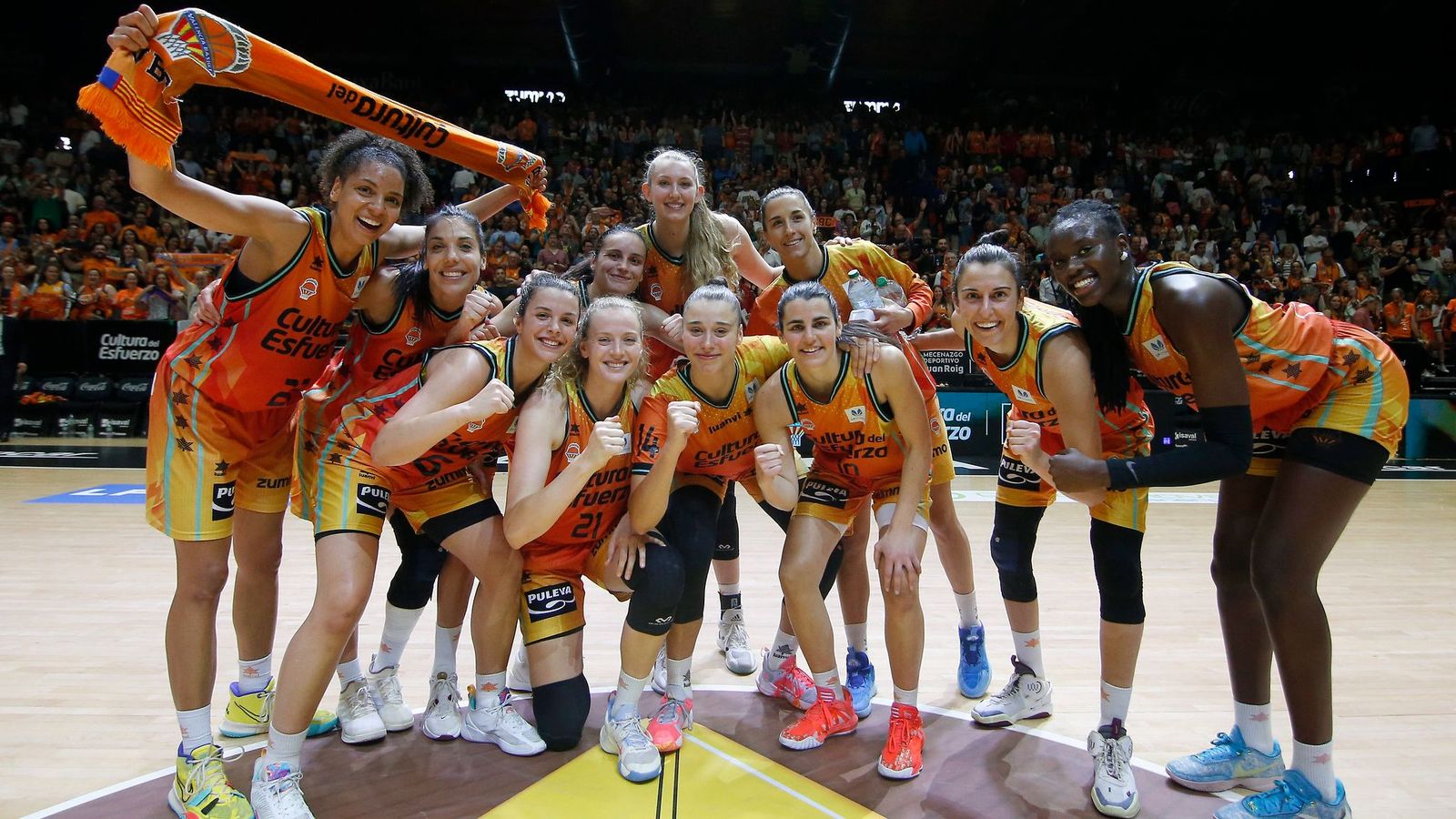 Les jugadores taronja celebren el pas a la final