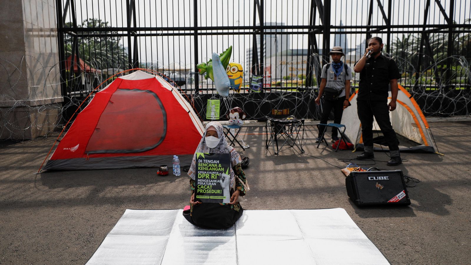 Protestes davant del parlament d'Indonèsia, a Jakarta, contra l'aprovació del nou codi penal