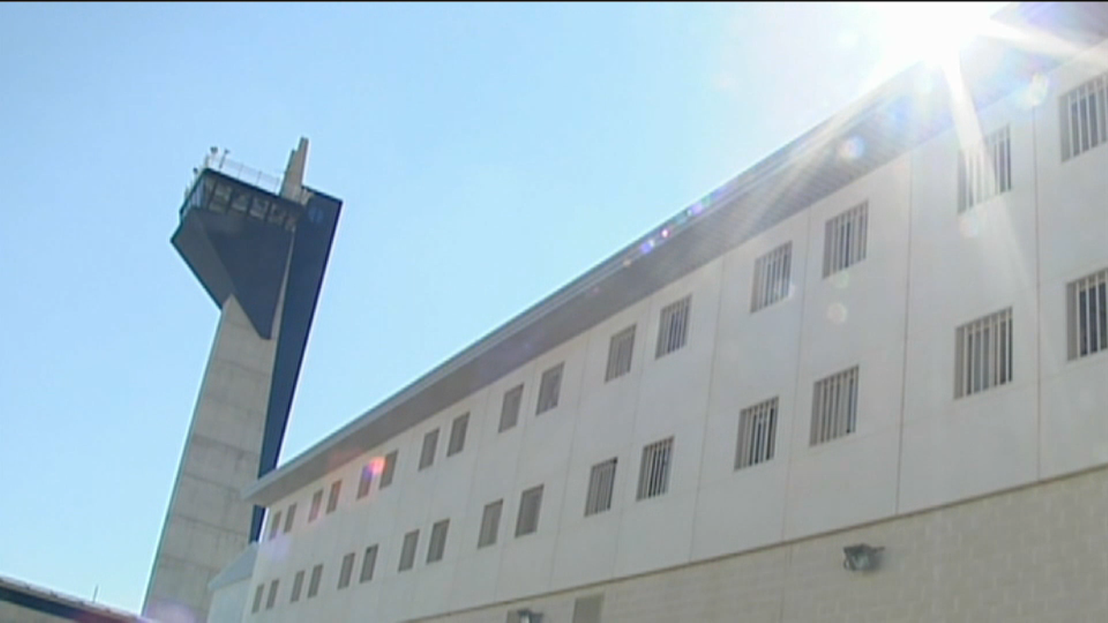 Dos funcionaris de la presó d\'Albocàsser, tancats i a les fosques enmig d\'una baralla