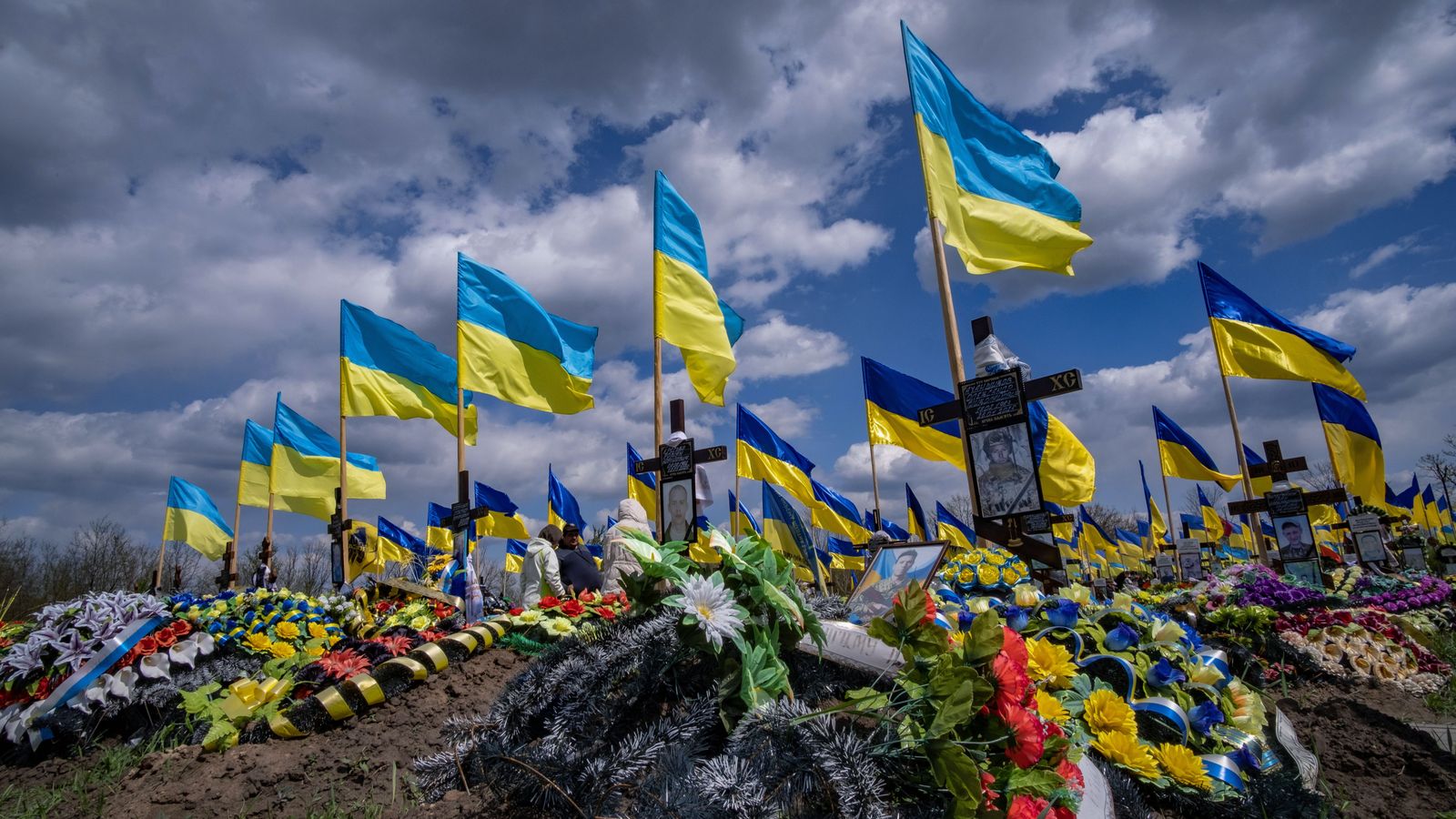 Banderes onegen en el "Carreró dels Herois" durant la festivitat cristiana ortodoxa de Provody, en un cementeri de Kramatorsk, regió de Donetsk, Ucraïna