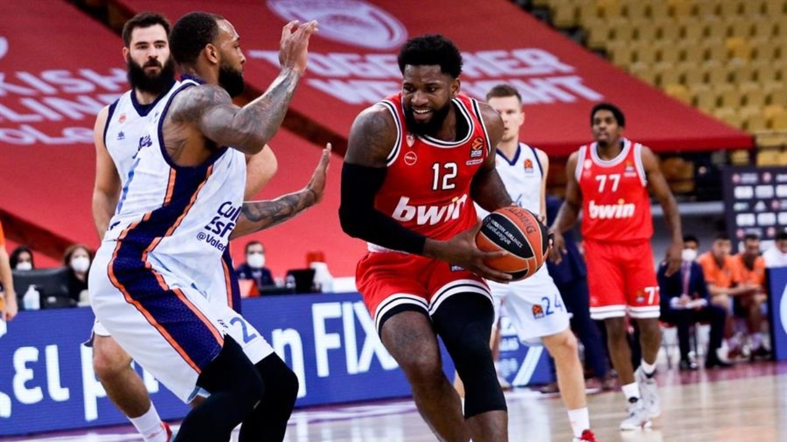 Duel entre el jugador de l'Olympiacos, Hassan Martin, i el pivot del València Basket, Derrick Williams.