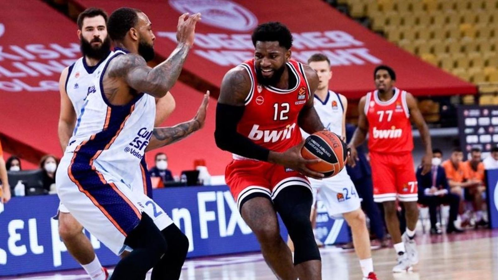 Duel entre el jugador de l'Olympiacos, Hassan Martin, i el pivot del València Basket, Derrick Williams.