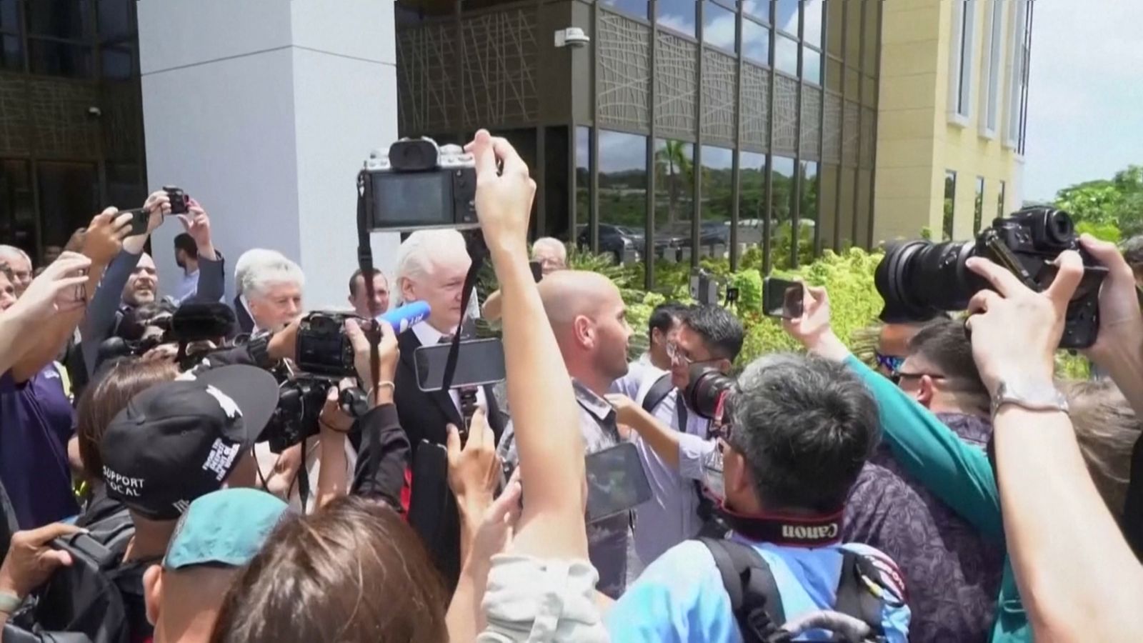 Julian Assange eixint del tribunal de Saipan, una illa del Pacífic que alberga tribunals de districte dels Estats Units