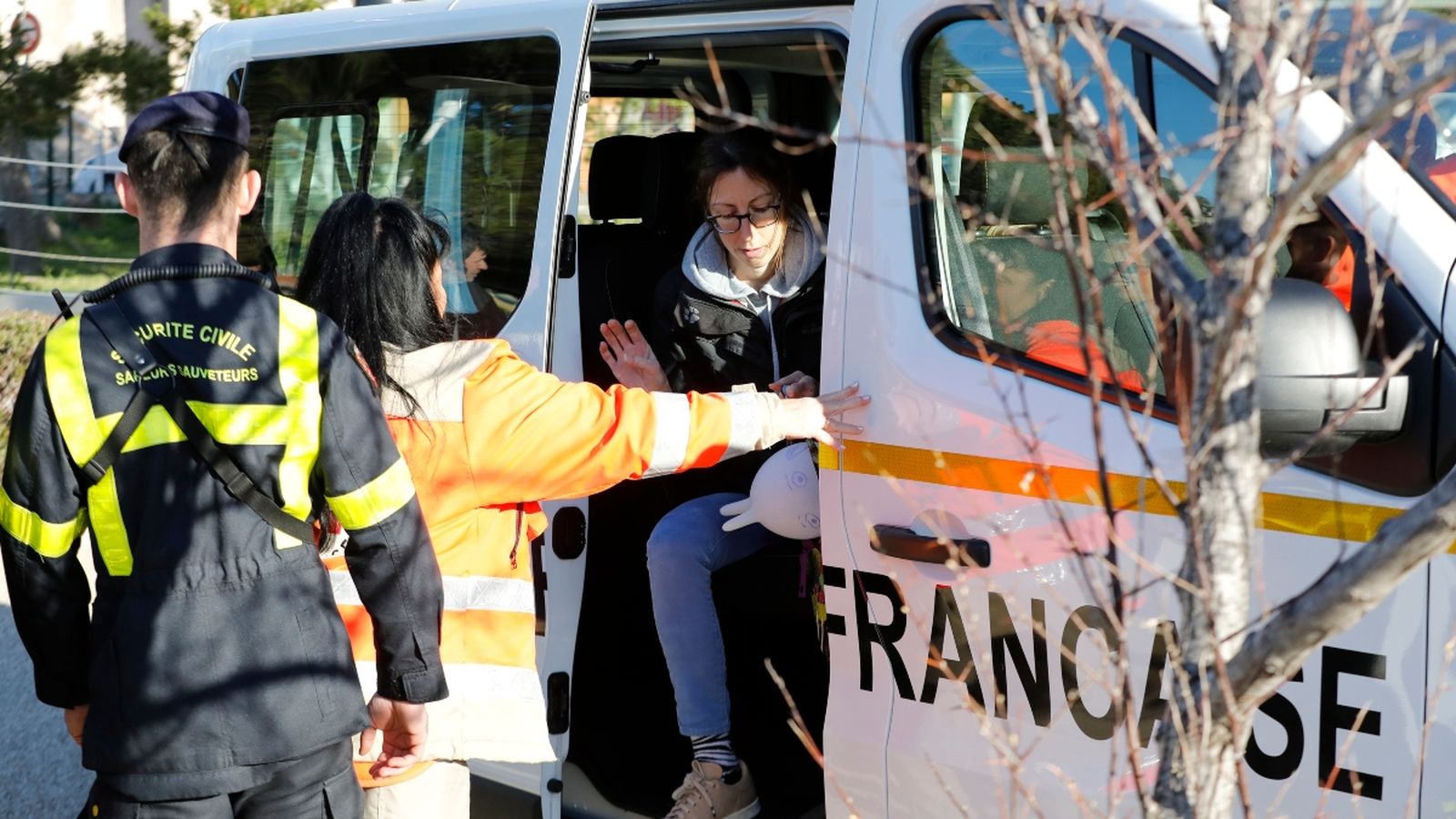 Una ciutadana francesa repatriada des de Wuhan abandona l'hotel on ha estat en quarantena