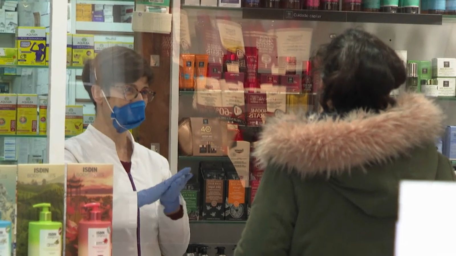 Una farmacèutica atén una usuària