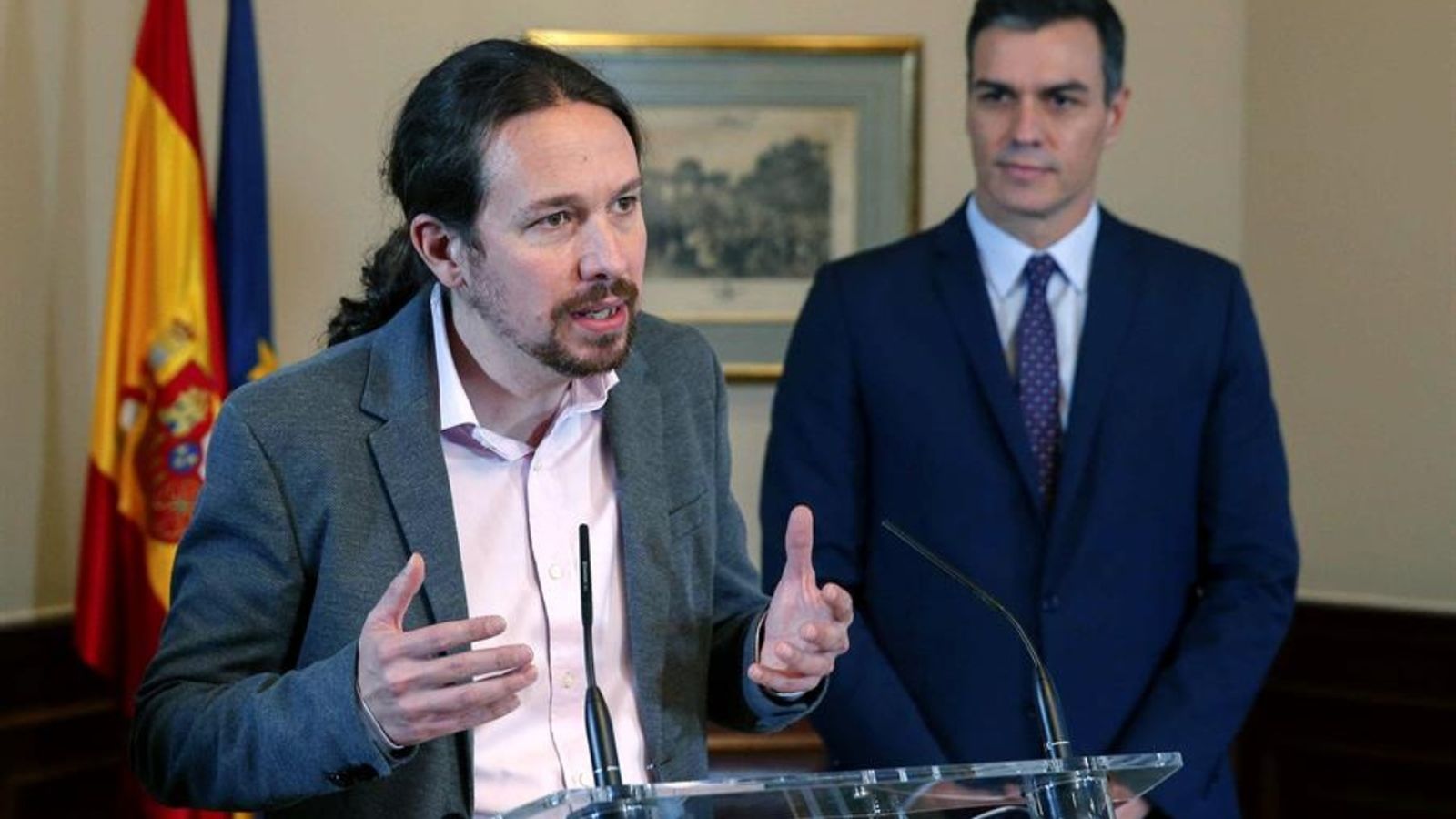 El candidat d'Unides Podem, Pablo Iglesias, compareix aquest dimarts al Congrés per a anunciar el preacord de govern amb el PSOE. Al fons, el candidat socialista i president del govern en funcions, Pedro Sánchez