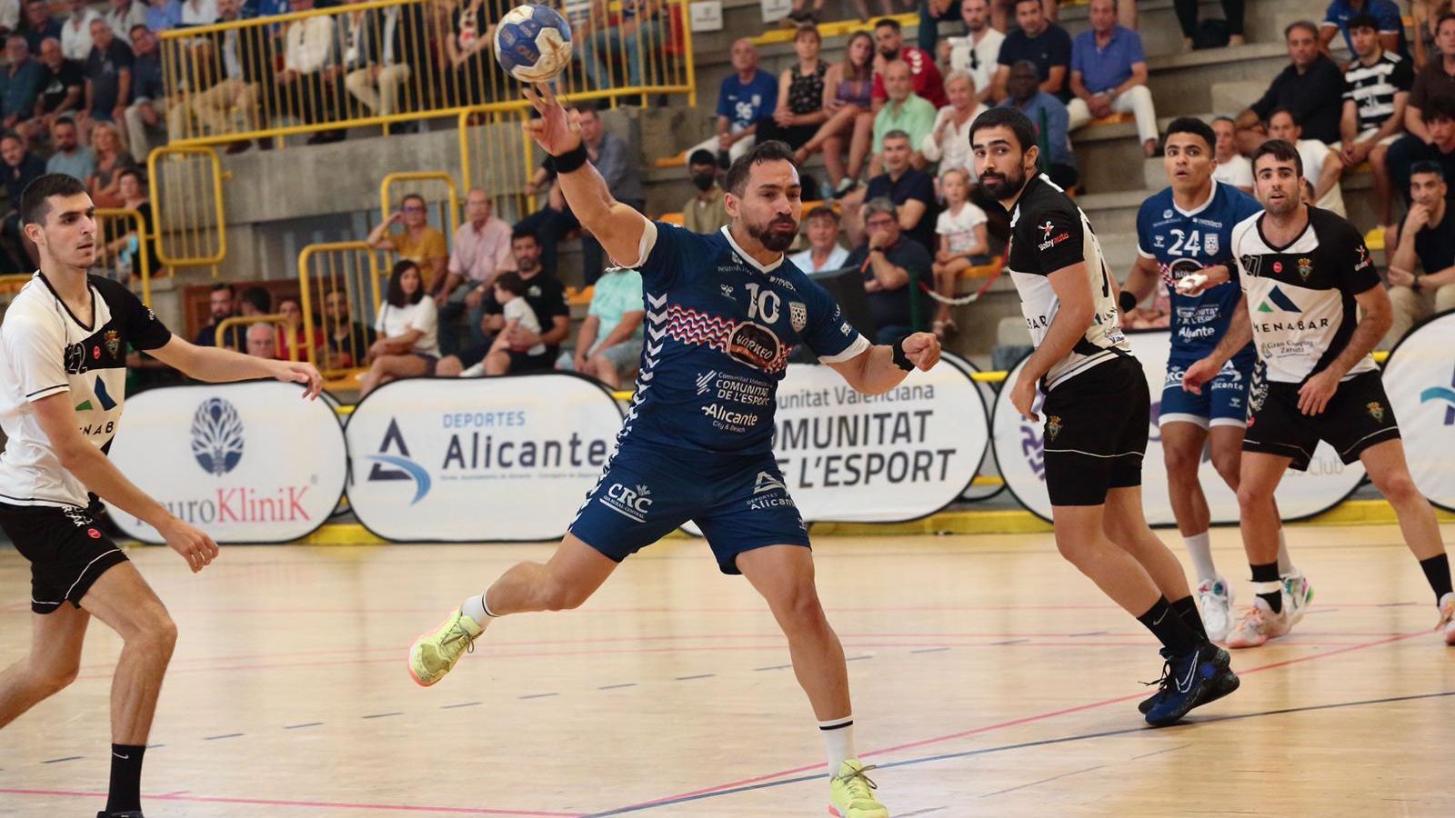 Emil Ludwig Feuchtmann fa un llançament a porteria